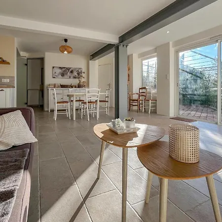 Pet Friendly In Andre De Roquepe * Saint-André-de-Roquepertuis
